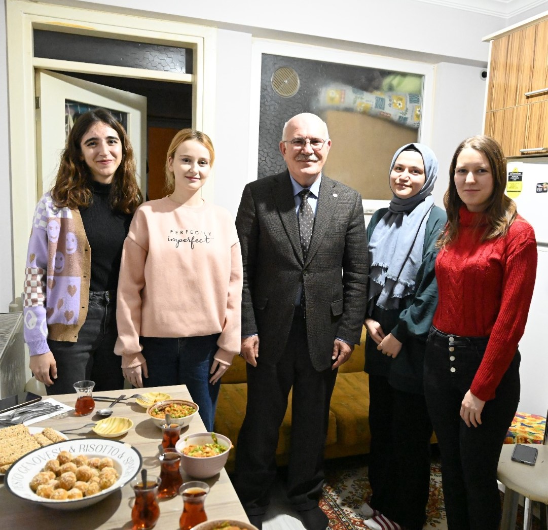 Rektor Ogrenci Evi Ziyaret 1