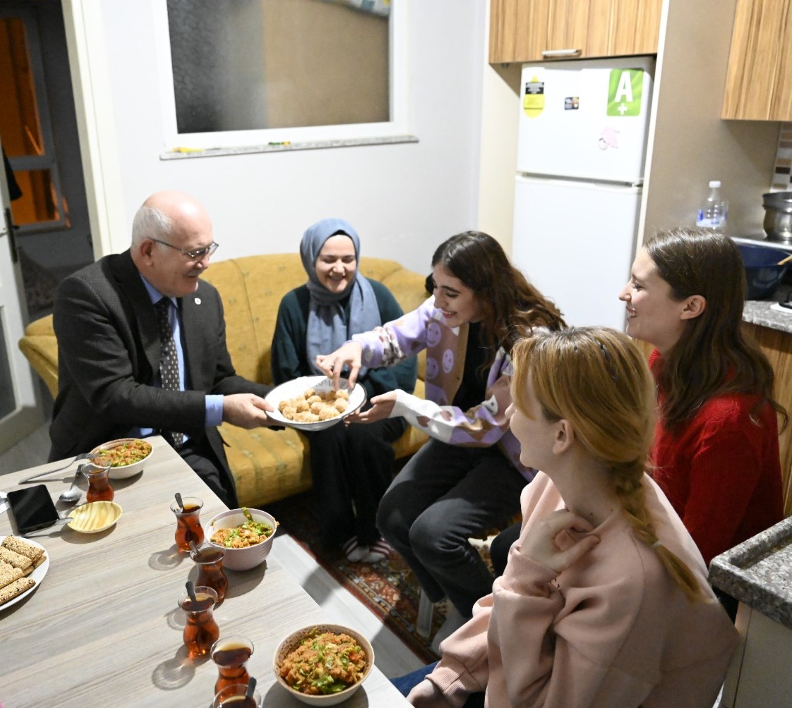 Rektor Ogrenci Evi Ziyaret 2