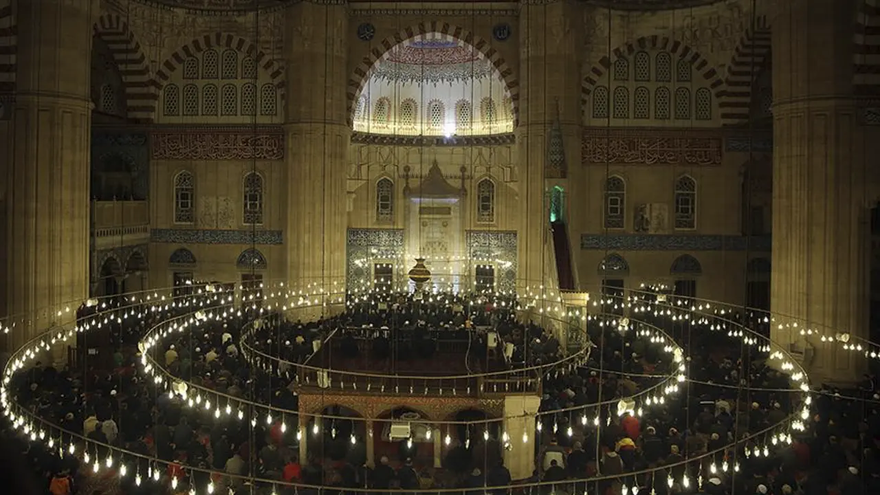 cami-kandil-usakolay