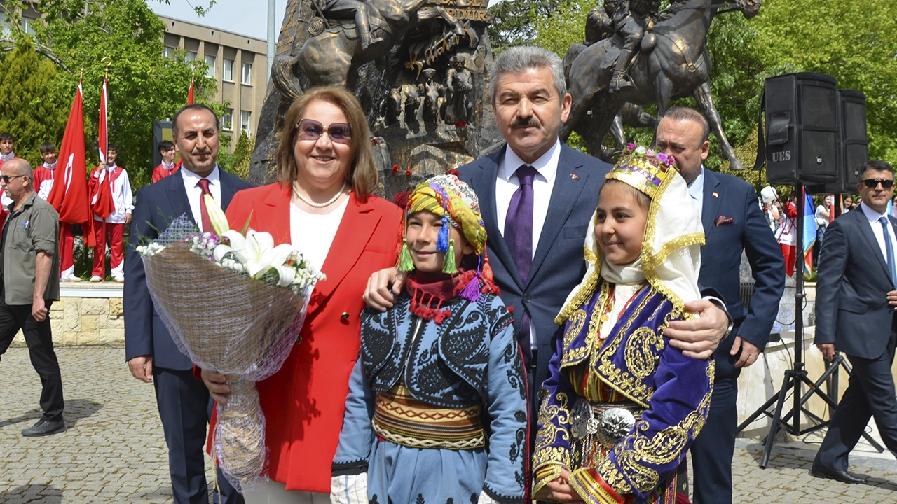 23 Nisan Usak Kutlama 3