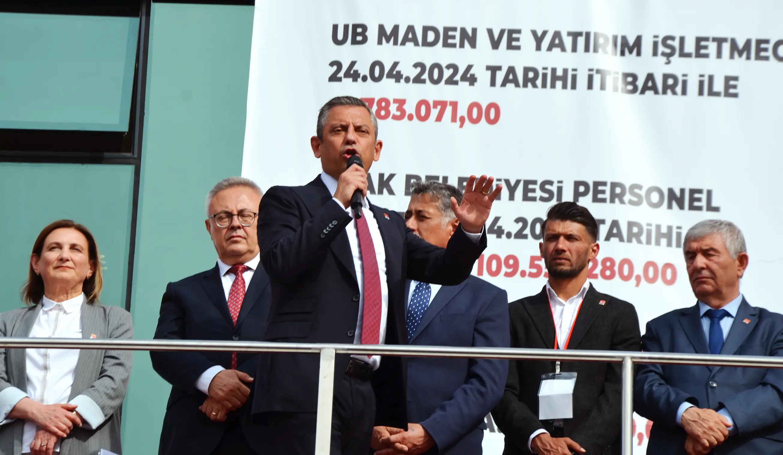 Özgür Özel Uşak Tarhanası Içti Miting Yaptı 1