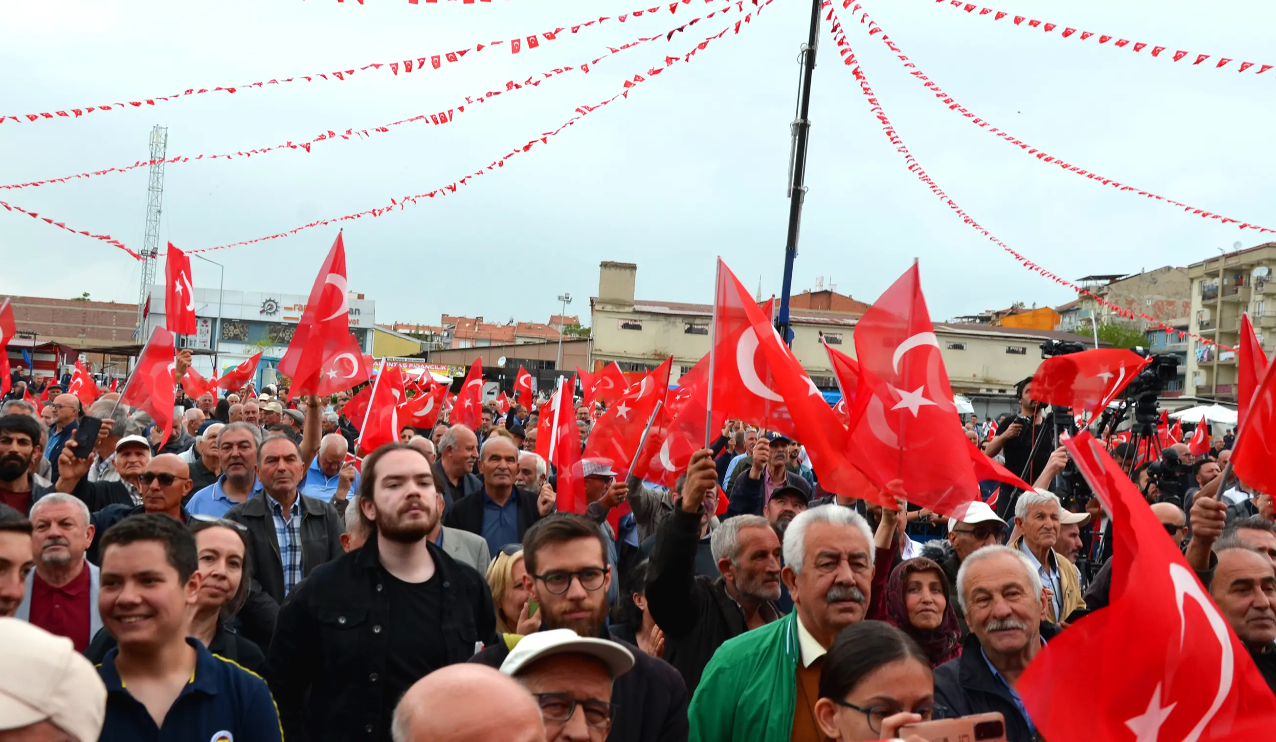 Özgür Özel Uşak Tarhanası Içti Miting Yaptı