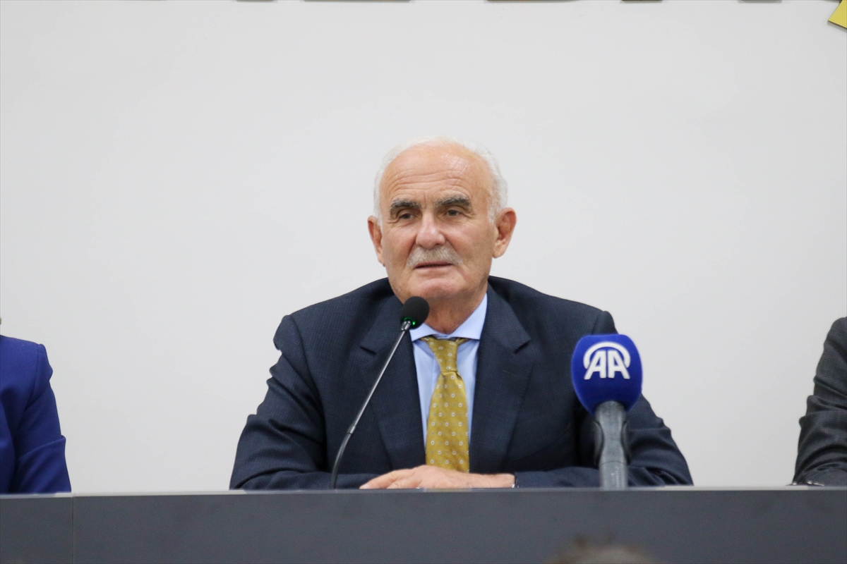Aa 20240513 34553064 34553061 Ak Parti Genel Baskan Yardimcisi Yilmaz Usakta Partililerle Bulustu (1)