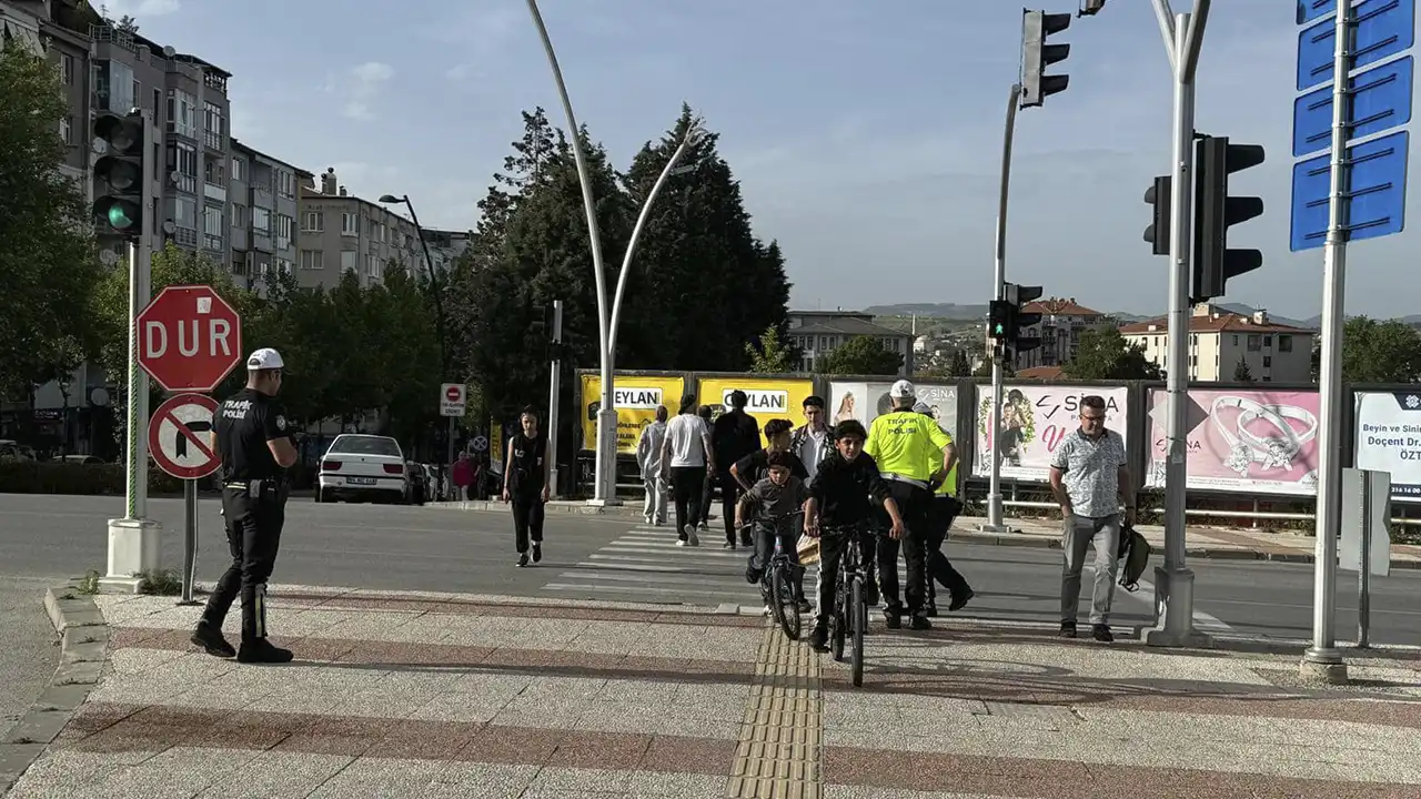 Uşak'ta Trafik Ekipleri Yayaları Uyardı 2