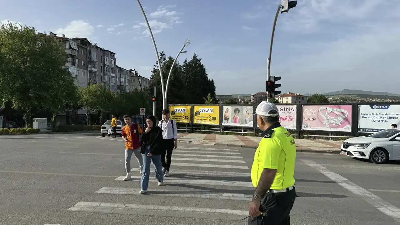 Uşak'ta Trafik Ekipleri Yayaları Uyardı 3
