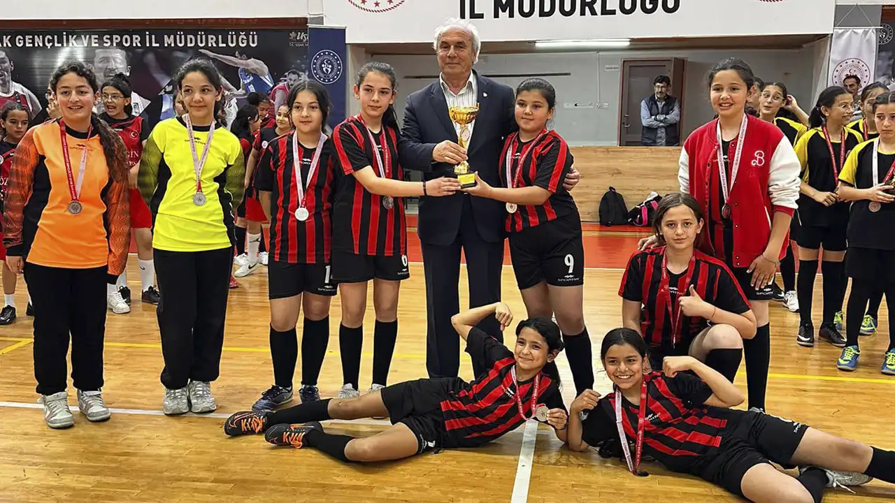 Kızlar Uşak Futbol Turnuvası 3