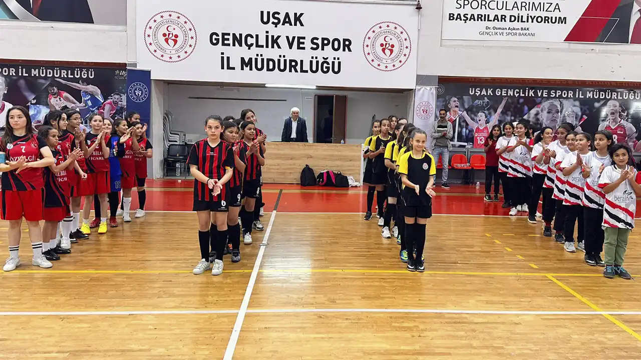 Kızlar Uşak Futbol Turnuvası 4