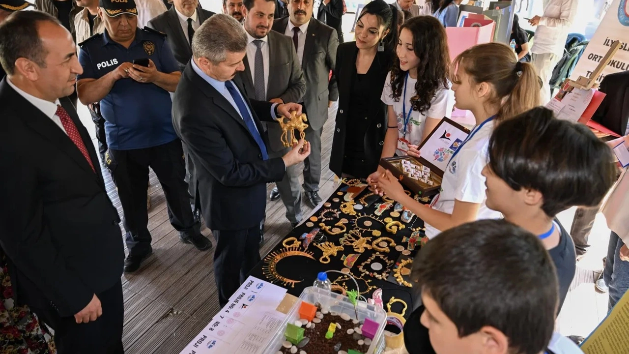 Uşak’ta Tübi̇tak’dan Ödül Alan 17 Okuldan 68 Proje Sergilendi 1