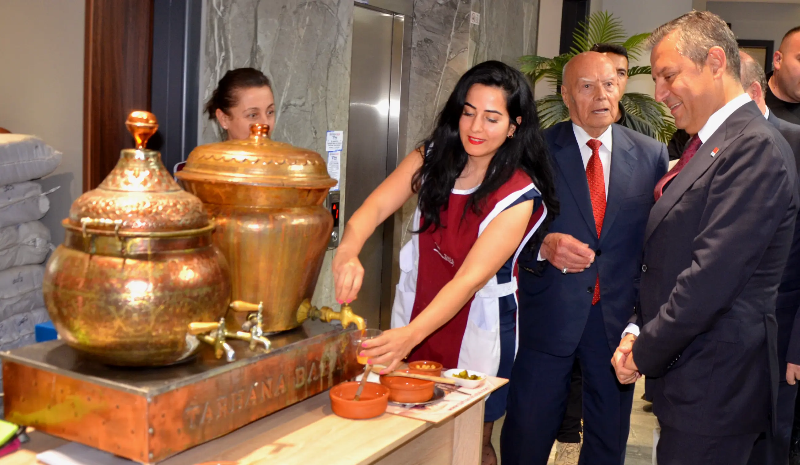 Özgür Özel Uşak Tarhanası Içti