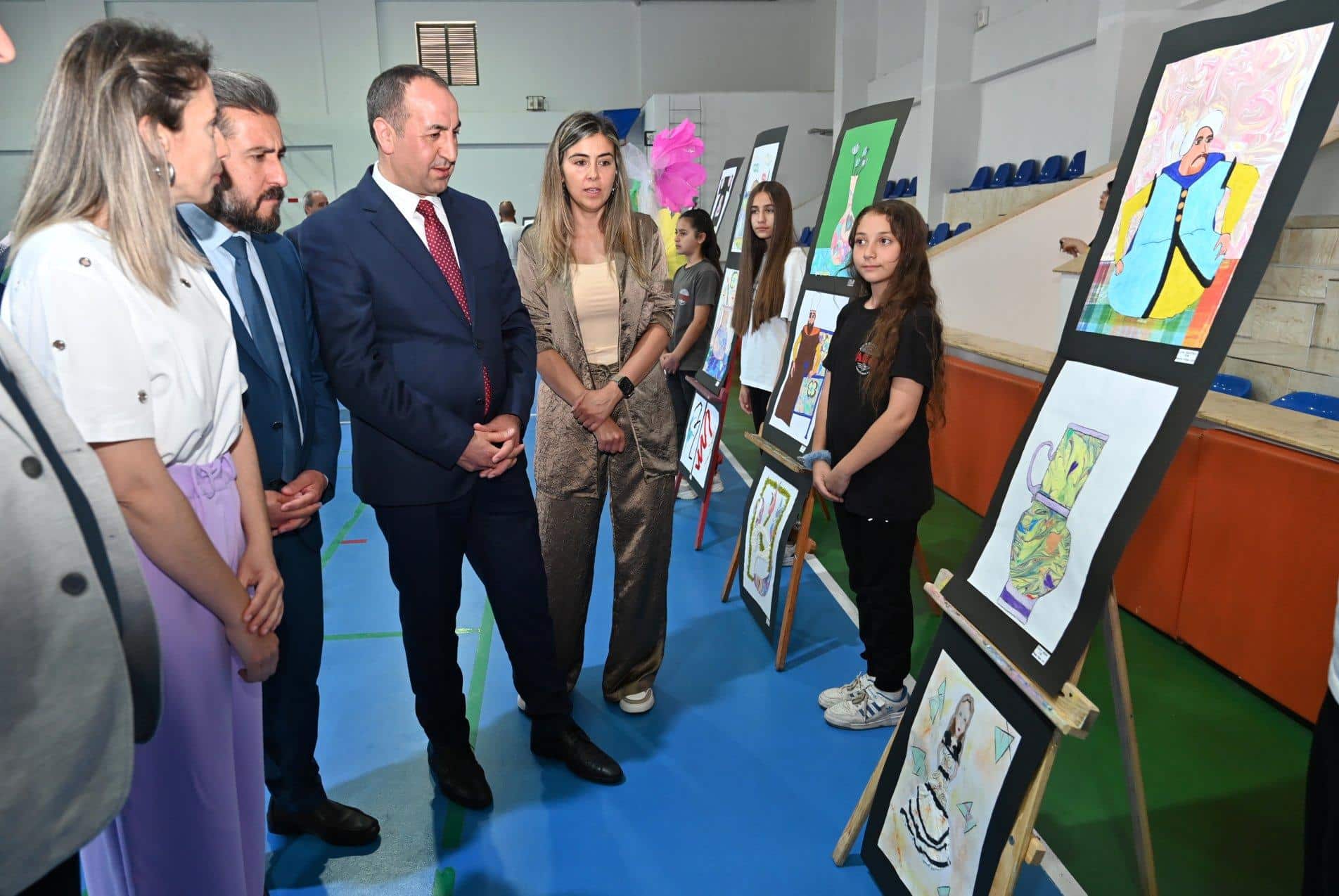Uşak’ta Ortaokul Öğrencilerinden %22Paylaşımla Büyüyen Sanat%22 Sergisi 2