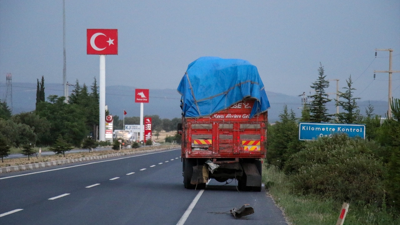 Uşak Ta Kamyona Arkadan Çarpan İsmail Moral Hayatını Kaybetti 4