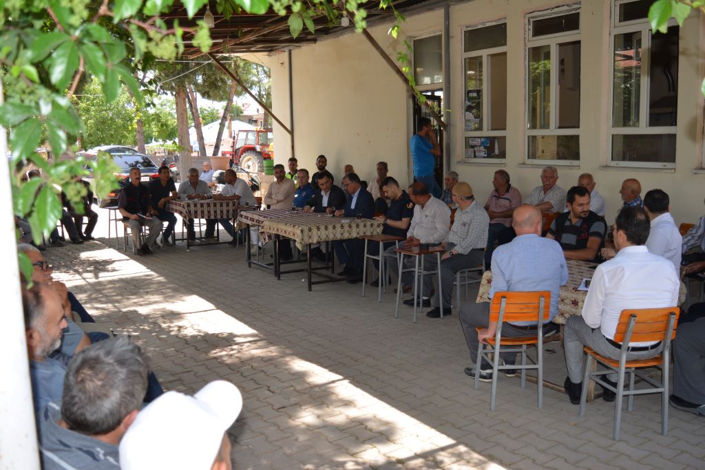 Karahallı Kaymakamı Şehit Ailesini Ziyaret Etti 5