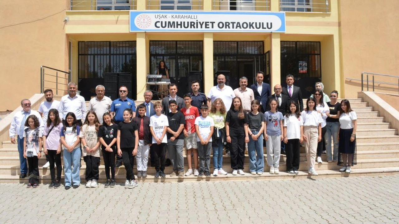 Karahallı’da Ortaokul Öğrencileri Kermes Düzenledi 2
