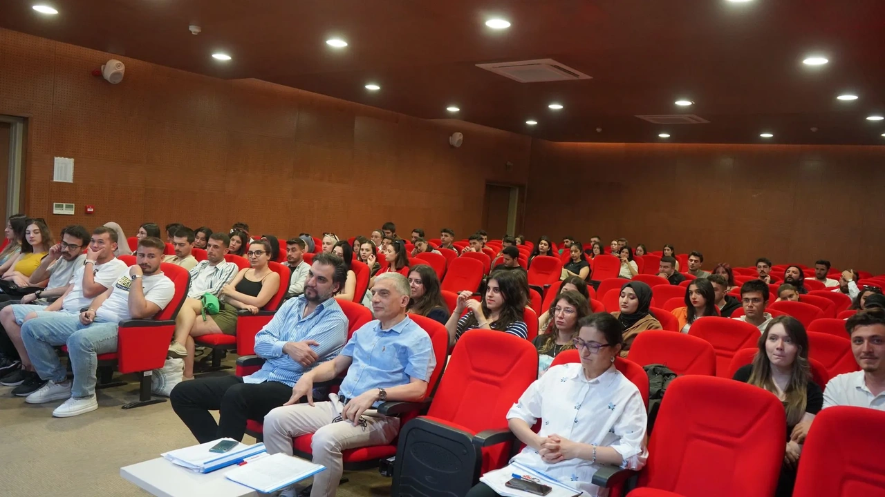 Uşak Üniversitesinde Oyunculuk Sertifikası Töreni Heyecanı 3