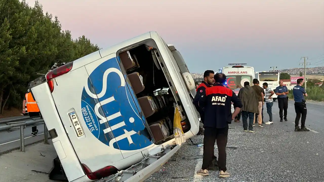 Uşak'ta Yolcu Otobüsü Devrildi 11 Kişi Yaralandı 1 1-1