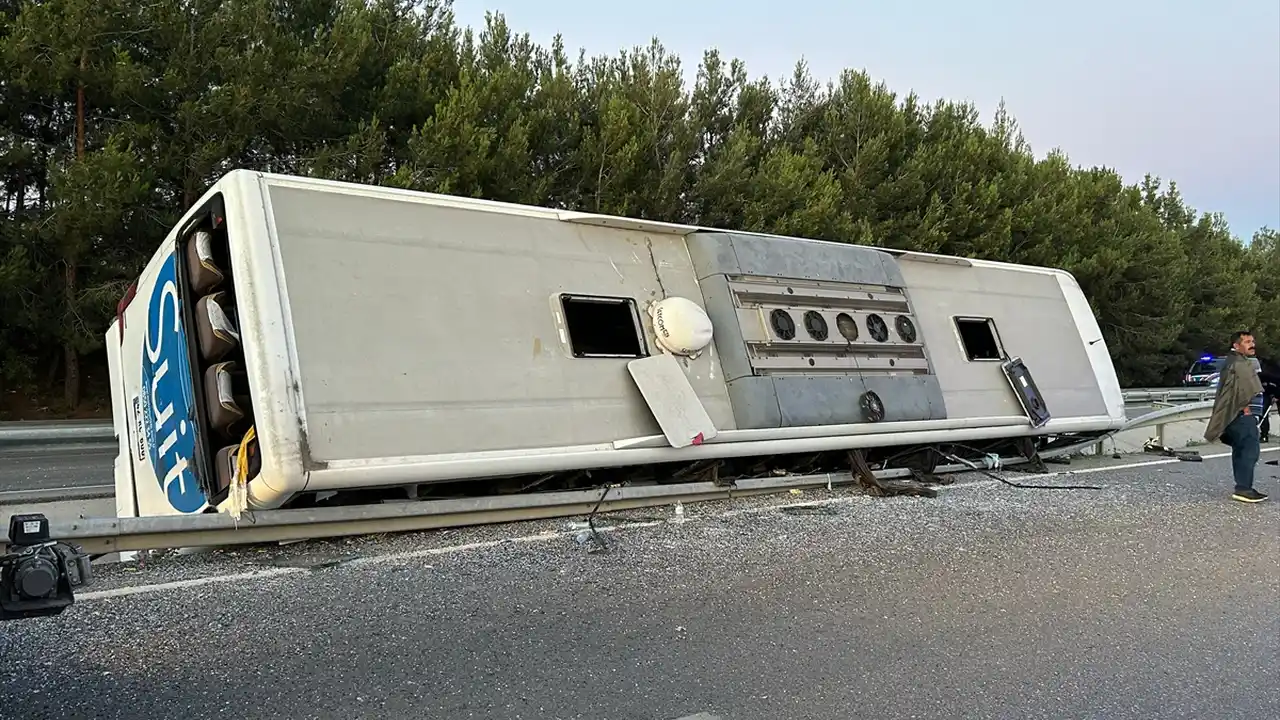 Uşak'ta Yolcu Otobüsü Devrildi 11 Kişi Yaralandı 4 3-1