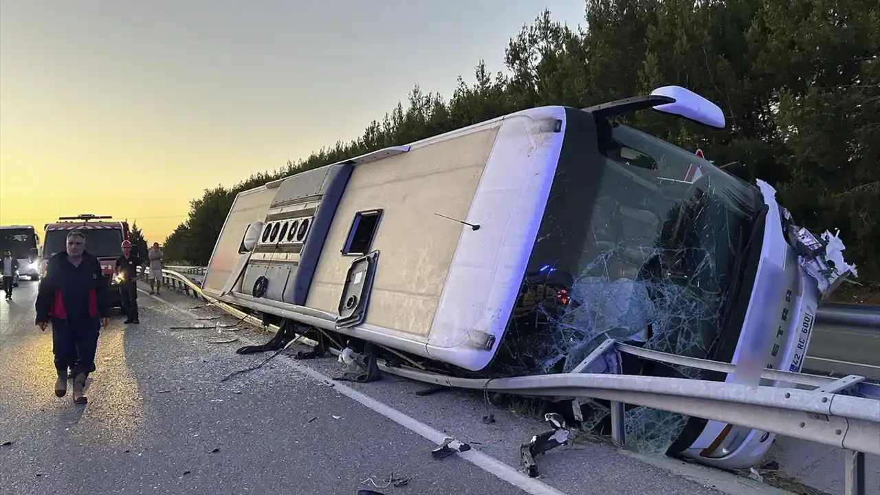 Uşak'ta Yolcu Otobüsü Devrildi 11 Kişi Yaralandı 8-1