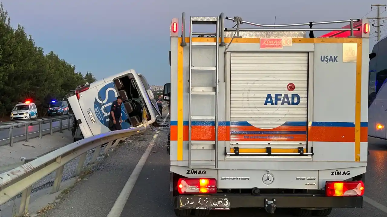 Uşak'ta Yolcu Otobüsü Devrildi 11 Kişi Yaralandıuşak'ta Yolcu Otobüsü Devrildi 11 Kişi Yaralandı 5 9-1