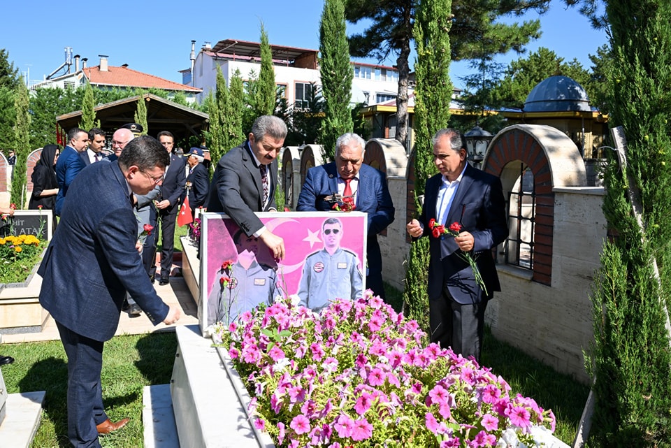 Vali Turan Mezar Çicek