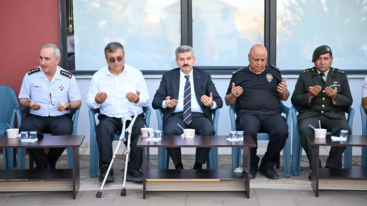 Uşak Valisi Ergün Şehit Aileleri İle Aşure Dağıttı 1 Min