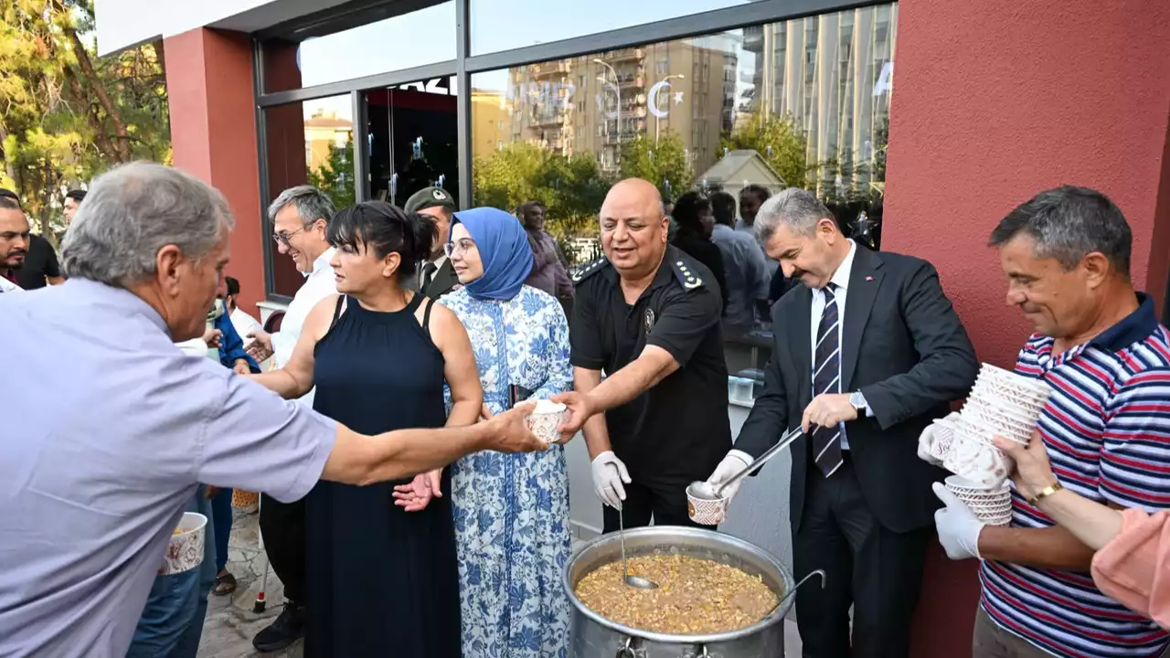 Uşak Valisi Ergün Şehit Aileleri İle Aşure Dağıttı 3 Min