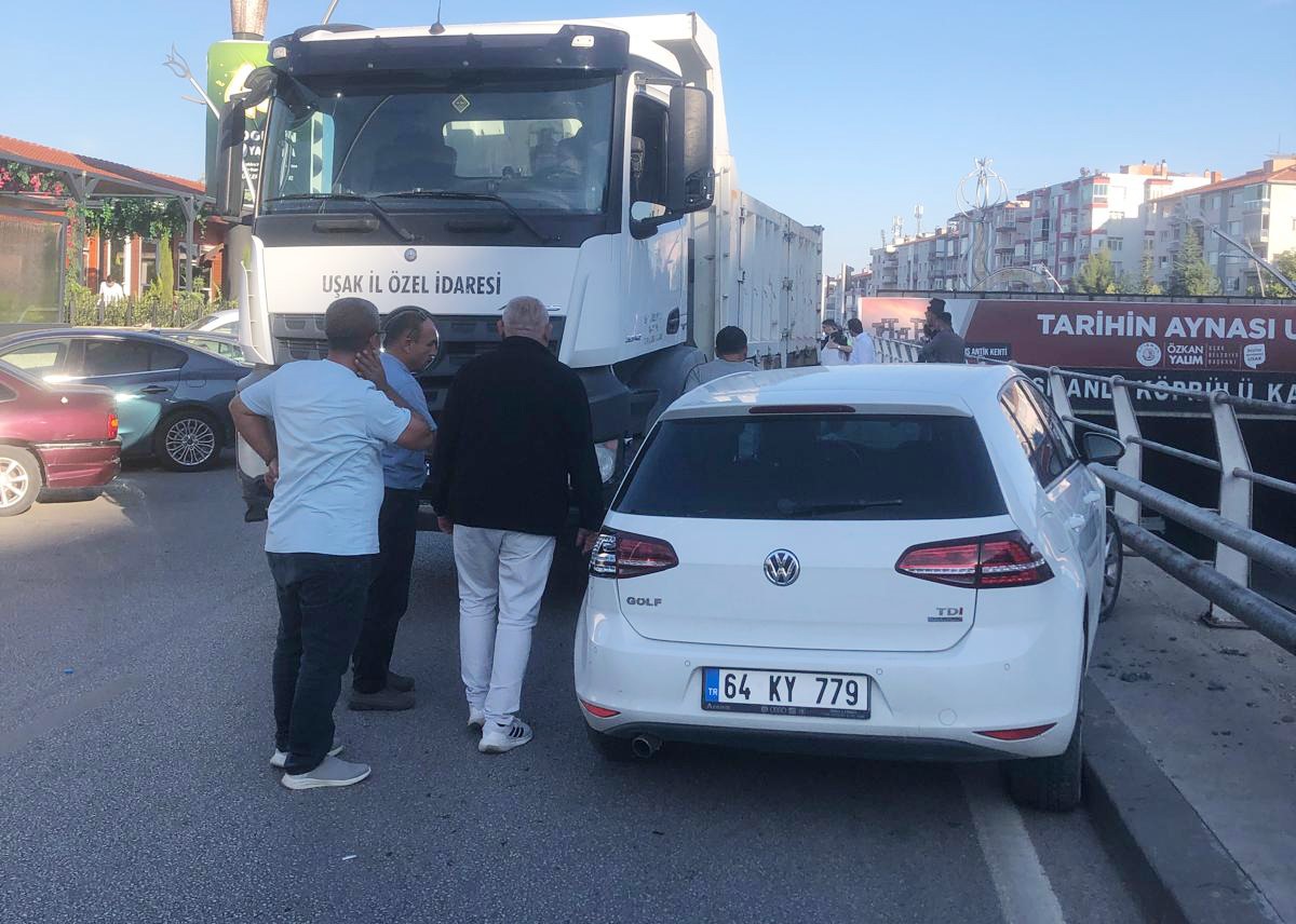 Ilözelidare Kamyon Otomobil Kaza1