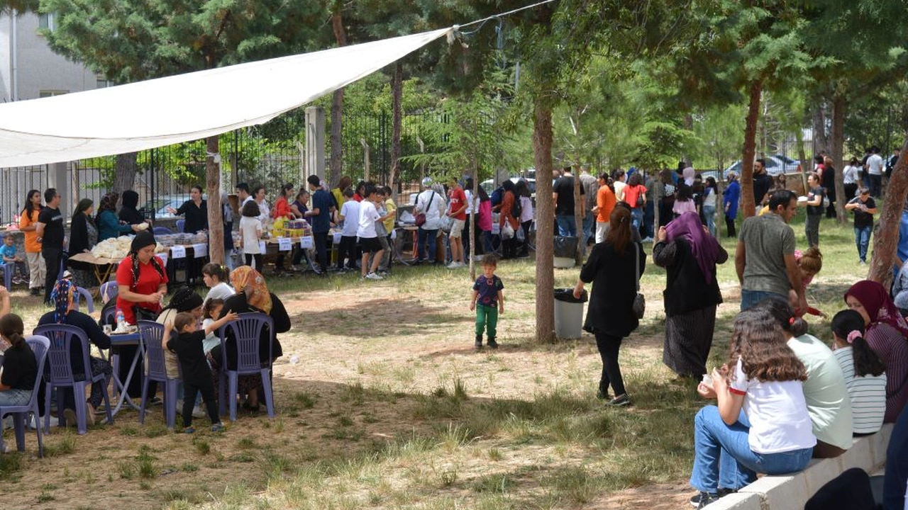 Karahallı’da Ortaokul Öğrencileri Kermes Düzenledi 3