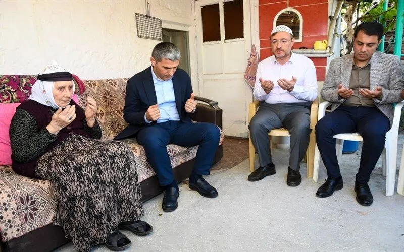 Uşak Valisi Dr. Naci Aktaş, Şehit Jandarma Er Fikret Cengiz’in Babası Yaşar Cengiz’in Cenaze Törenine Katılarak Acılı Aileye Taziyelerini Iletti. 1