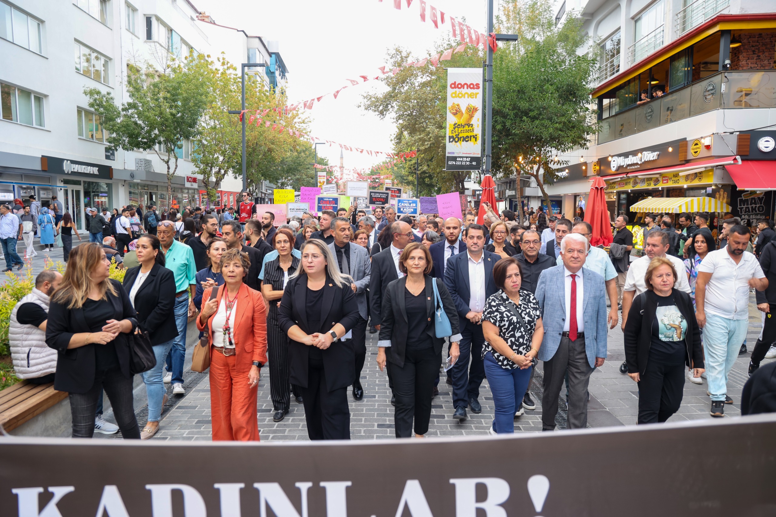 Kadin Usak Yürüyüs Tepki1