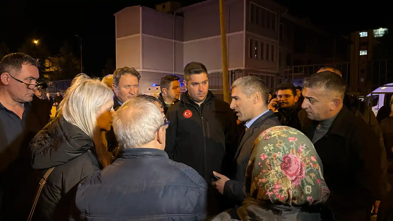 Evin Çatısı Yangın Söndürüldü Uşak 1 1