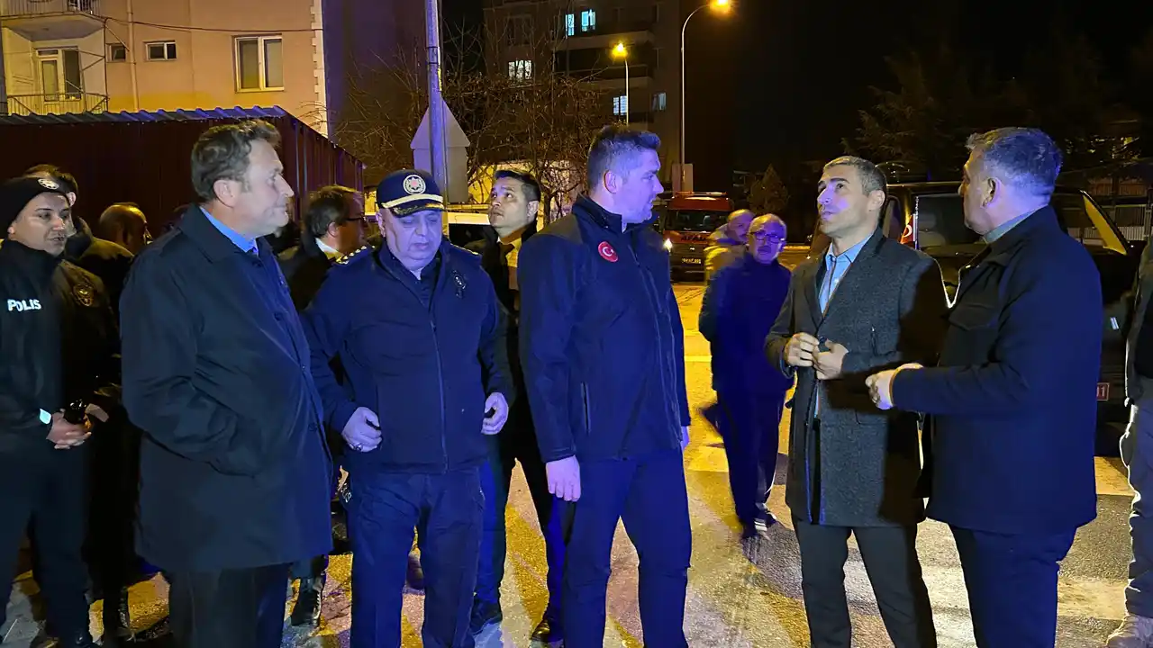 Evin Çatısı Yangın Söndürüldü Uşak 4 3