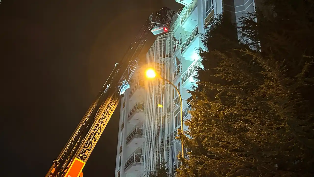 Evin Çatısı Yangın Söndürüldü Uşak 6 5