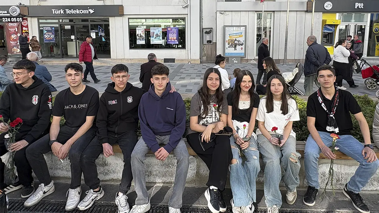 Uşak Beşiktaşlılar Derneği Karanfil 8 Mart 2