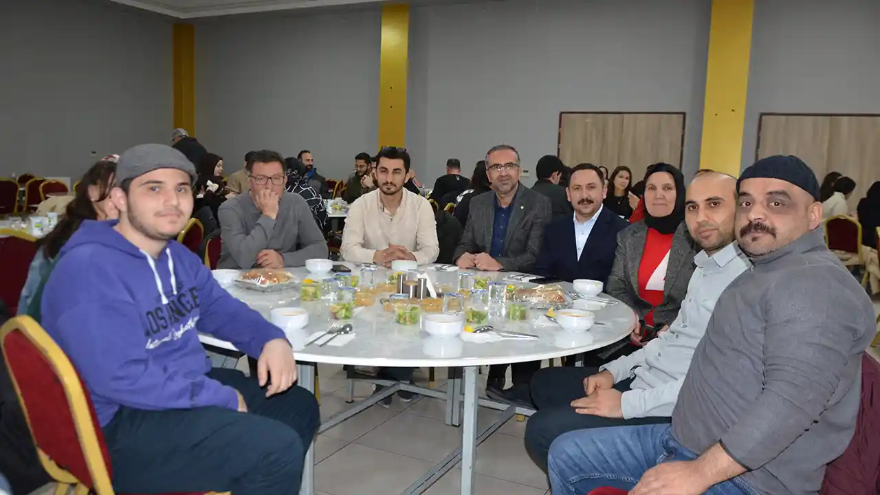 Usak Hayırsever Iftar Ögrenci2