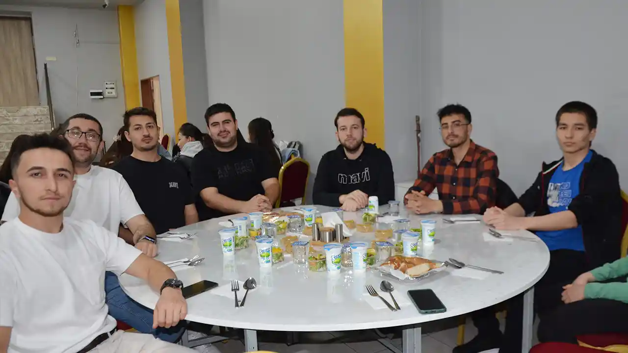 Usak Hayırsever Iftar Ögrenci3
