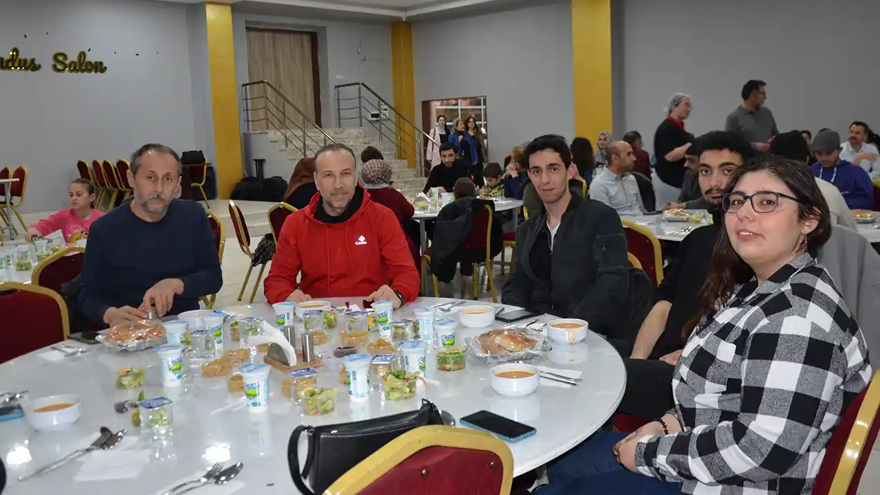 Usak Hayırsever Iftar Ögrenci5