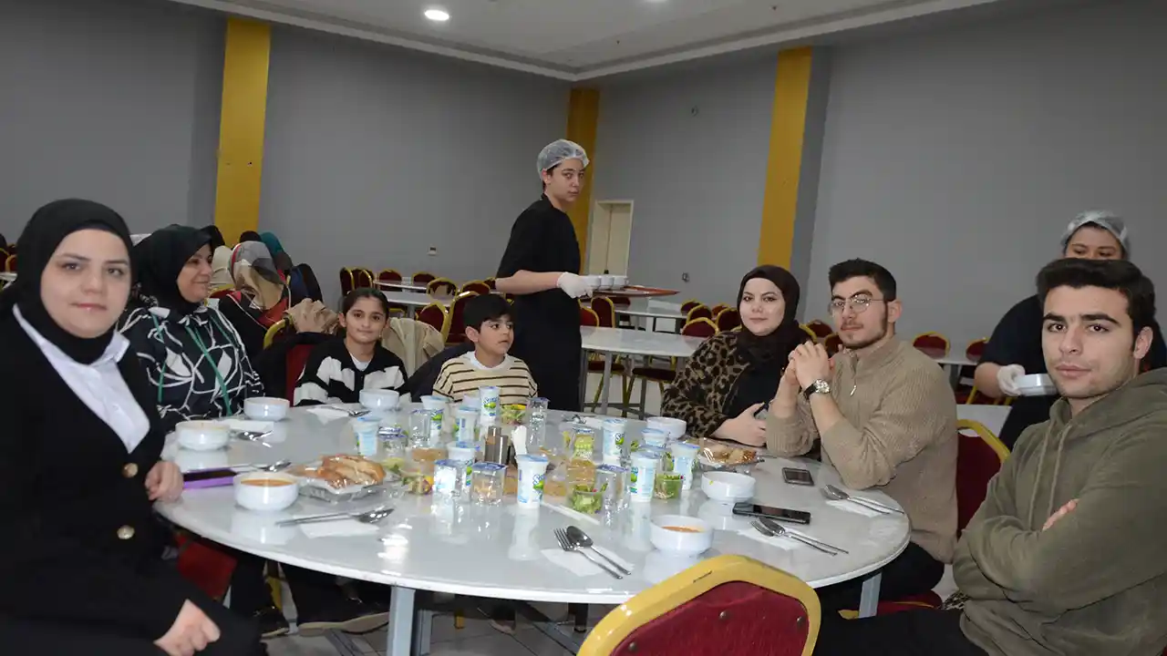 Usak Hayırsever Iftar Ögrenci6