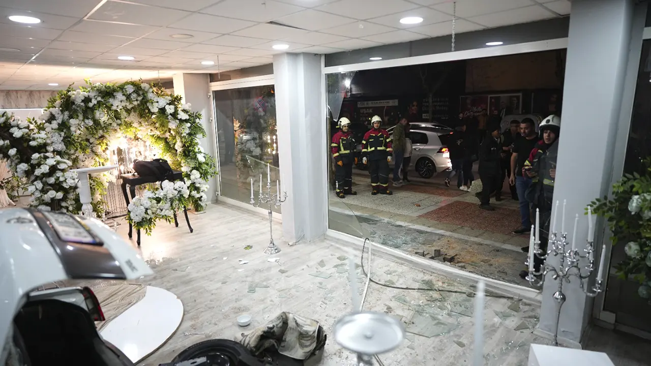 Anemon Çiçekçilik Araba Trafik Kazası Uşak 1-1