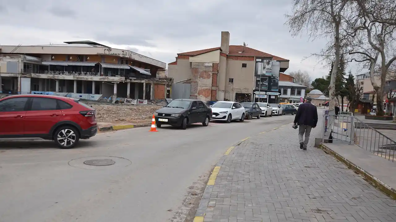 Usak Cumhuriyet Caddesi Trafik1