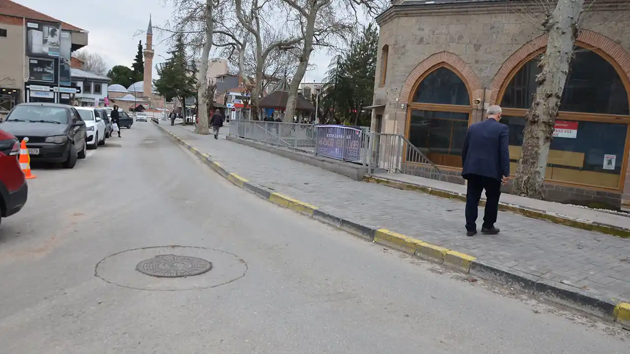 Usak Cumhuriyet Caddesi Trafik2