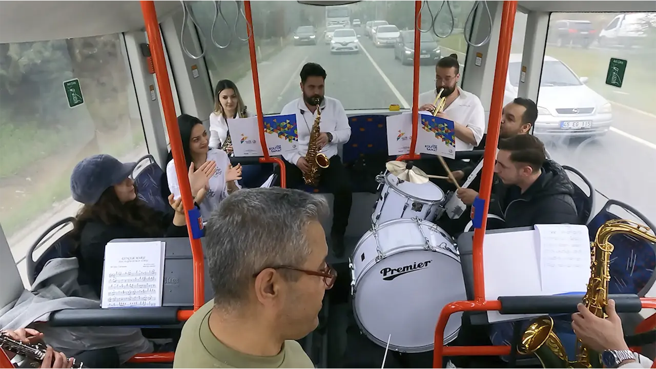 Otobüste Bando Sürprizi! Uşak’ta Öğrencilere Moral Konseri 2